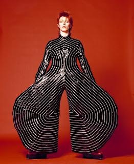David Bowie穿山本 寛斎(Kansai Yamamoto)服裝 Aladdin Sane tour 1973 Photograph_byMasayoshi Sukita Sukita The_David Bowie_Archive