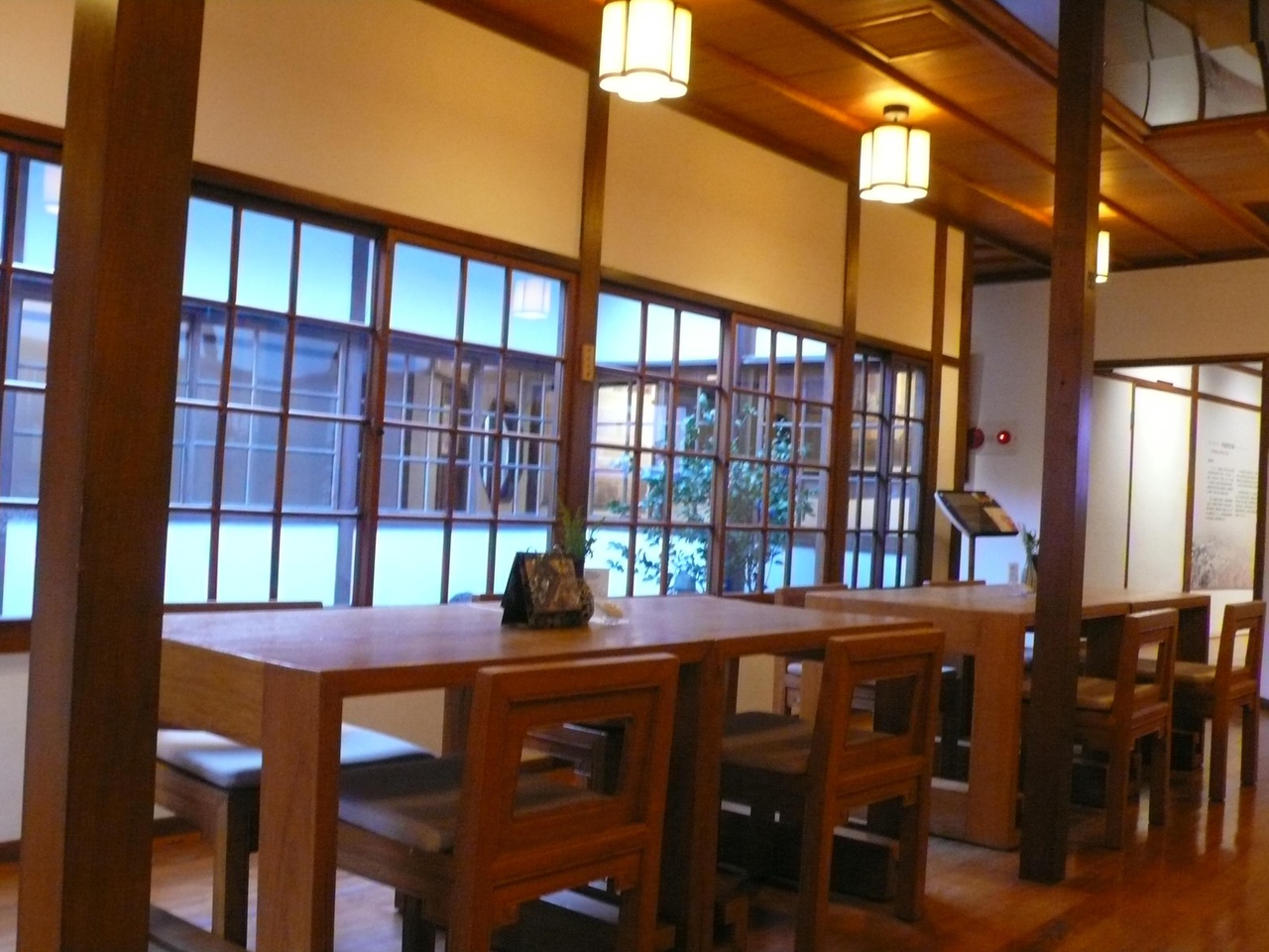 遊北投文物館，最好是在那裡午餐，選在靠窗位置，望著外面日式庭園，享受食物其次，好好感受日式樓房建築特色與美學，才真欣賞到這座百年日式樓房的趣味。