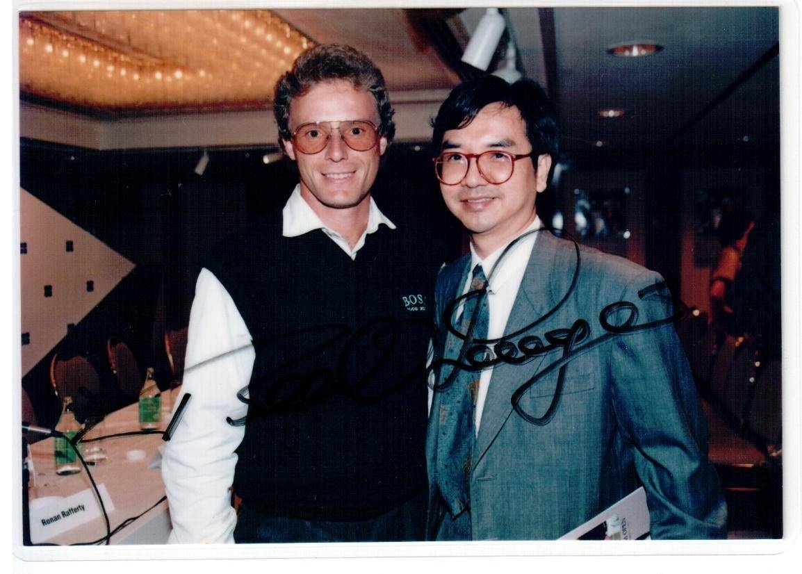 Bernhard Langer於1991年2月10日,力壓台灣陳志明,贏《香港公開賽》冠軍,於是在1992年3月,再來香港參加《Hutchison Telecom Open》,出席於3月3日在 Royal Pacific Hotel舉行的記招。