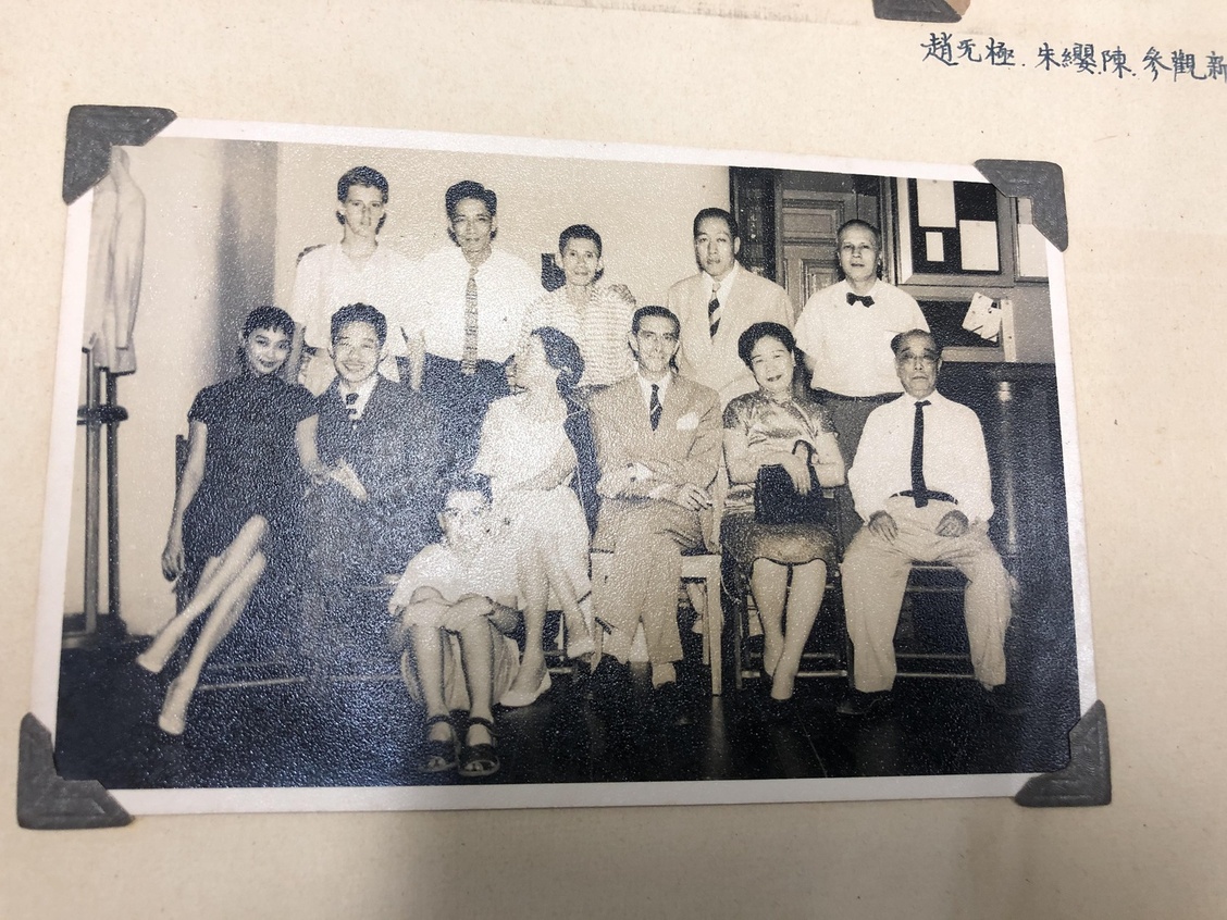 May Zao and Zao Wou-Ki (front row, first and
second from left) with Lui Shou-kwan (back
row, second from left) at the New Asia
College
8 August 1958
Source: The Lui Shou-kwan Archive, M+
陳美琴與趙無極（前排左一、左二）與呂壽琨
（後排，左二）於新亞書院
拍攝於1958年8月8日
