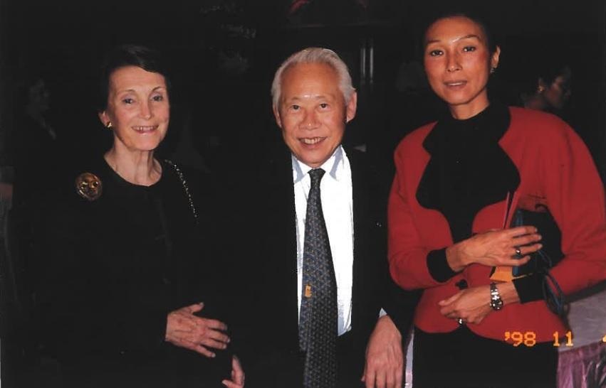 Sin-May Roy Zao and Zao Wou-Ki (first and
second from right)
1998
Courtesy of Mrs Sin-May Roy Zao
趙善美及趙無極（右一、右二）
拍攝於1998年
圖片由趙善美女士提供
