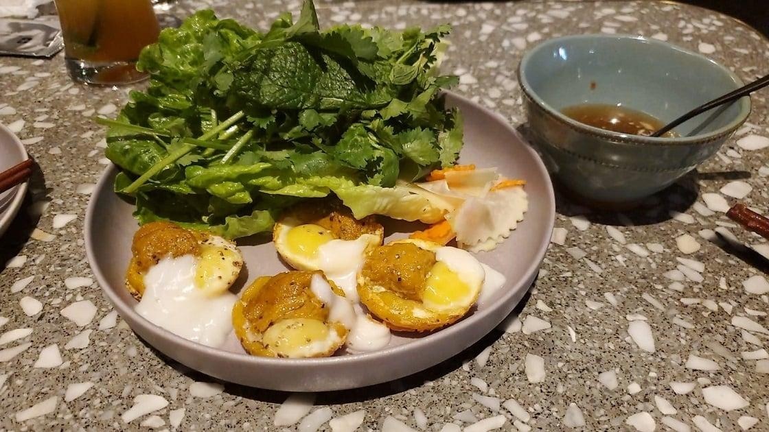 Bank Khot Mini Pancake 海膽薄餅 材料有海膽、鵪鶉蛋、椰奶、蔥油。