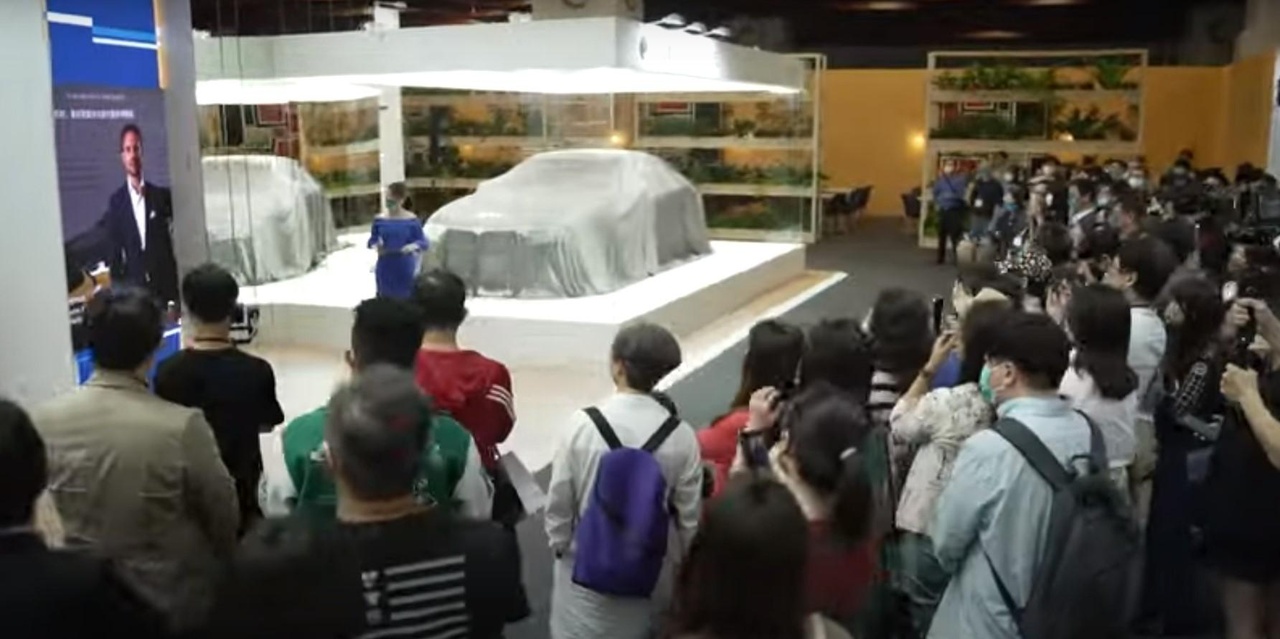 BMW新車，選擇在藝博會亮相，吸引大批車迷圍觀。