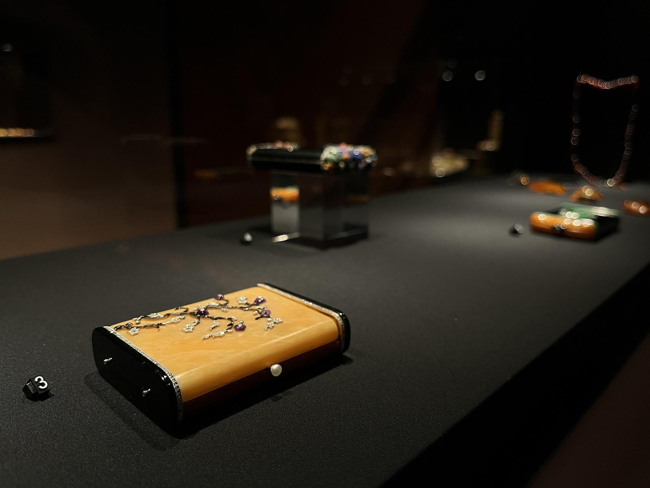 展覽展出不同時期的琥珀藝術珍品。
