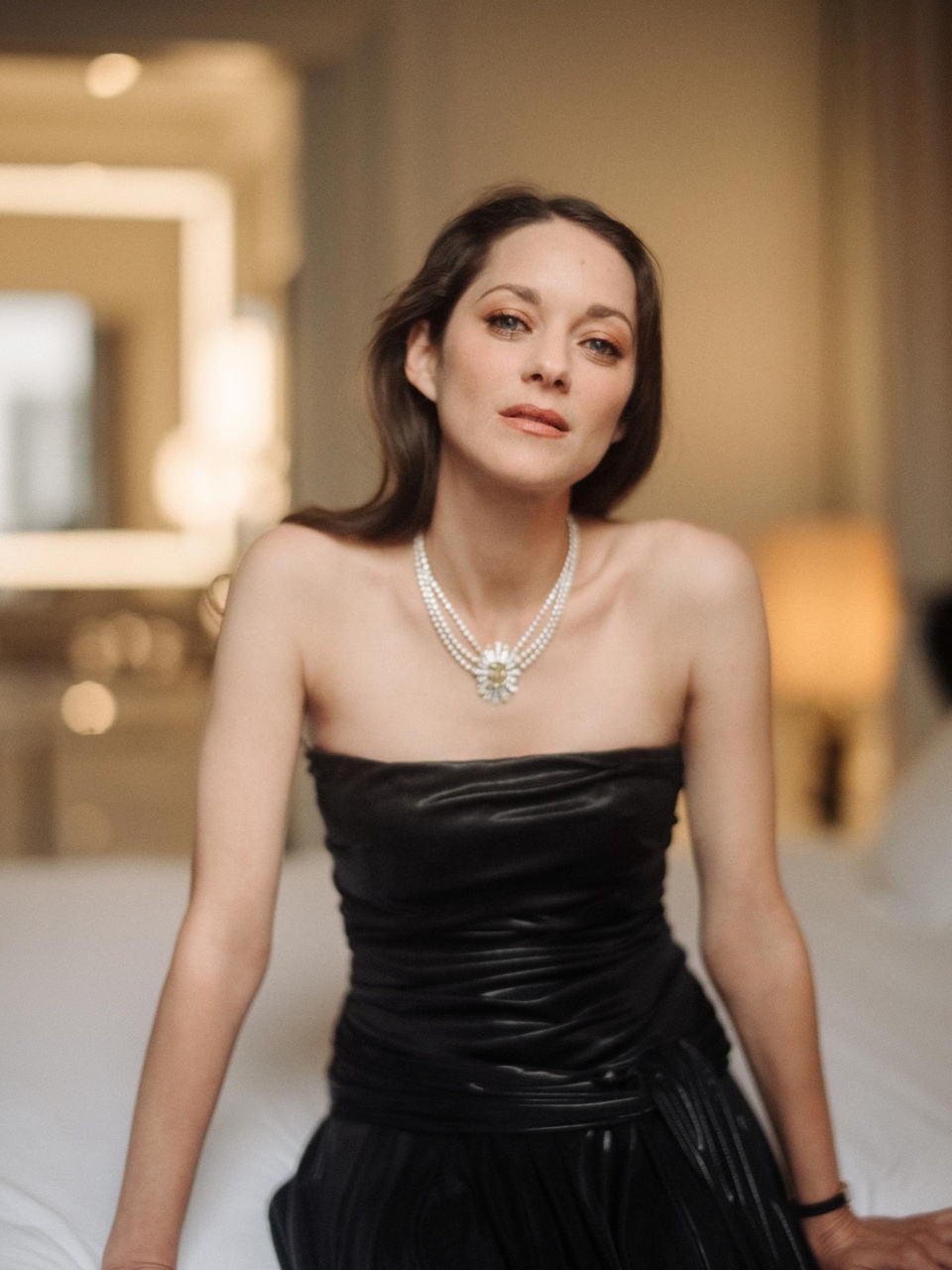 香奈兒全球品牌大使瑪莉詠·柯蒂亞(Marion Cotillard),戴上香奈兒甫發表的1932 臻品珠寶系列中的Soleil 19 Aout項鍊,中央太陽圖騰可拆卸作為戒指配戴。