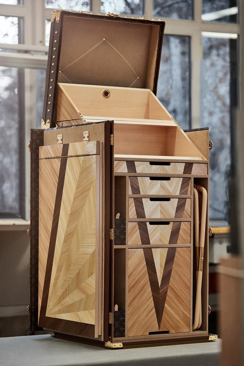 Secrétaire Bureau 2.0書桌旅行箱不僅具備書桌功能，亦是旅途良伴，營造舒適的生活方式。首款Stokowski Secrétaire書桌旅行箱誕生於1929年，專為知名音樂指揮家Leopold Stokowski先生打造，堪稱凝聚路易威登經典元素的標誌性作品。