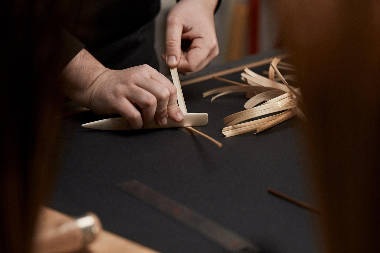 麥稈鑲嵌工藝十分罕有，只有少數工匠能掌握這門技術。Louis Vuitton 與2021年ELLE x LVMH 女性手工藝獎(prix des Artisanes)得主Manon Bouvier合作，攜手打造箱內裝飾。