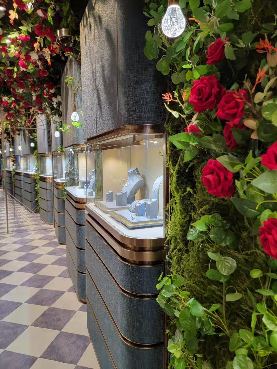 RichandRare Jewellery 早前已於雲咸街12 號開設其新旗艦店，新店設計以《愛麗絲夢遊仙境》這家傳戶曉的童話故事為裝飾主題，飾以色彩瑰麗、充滿浪漫氣氛的花卉。