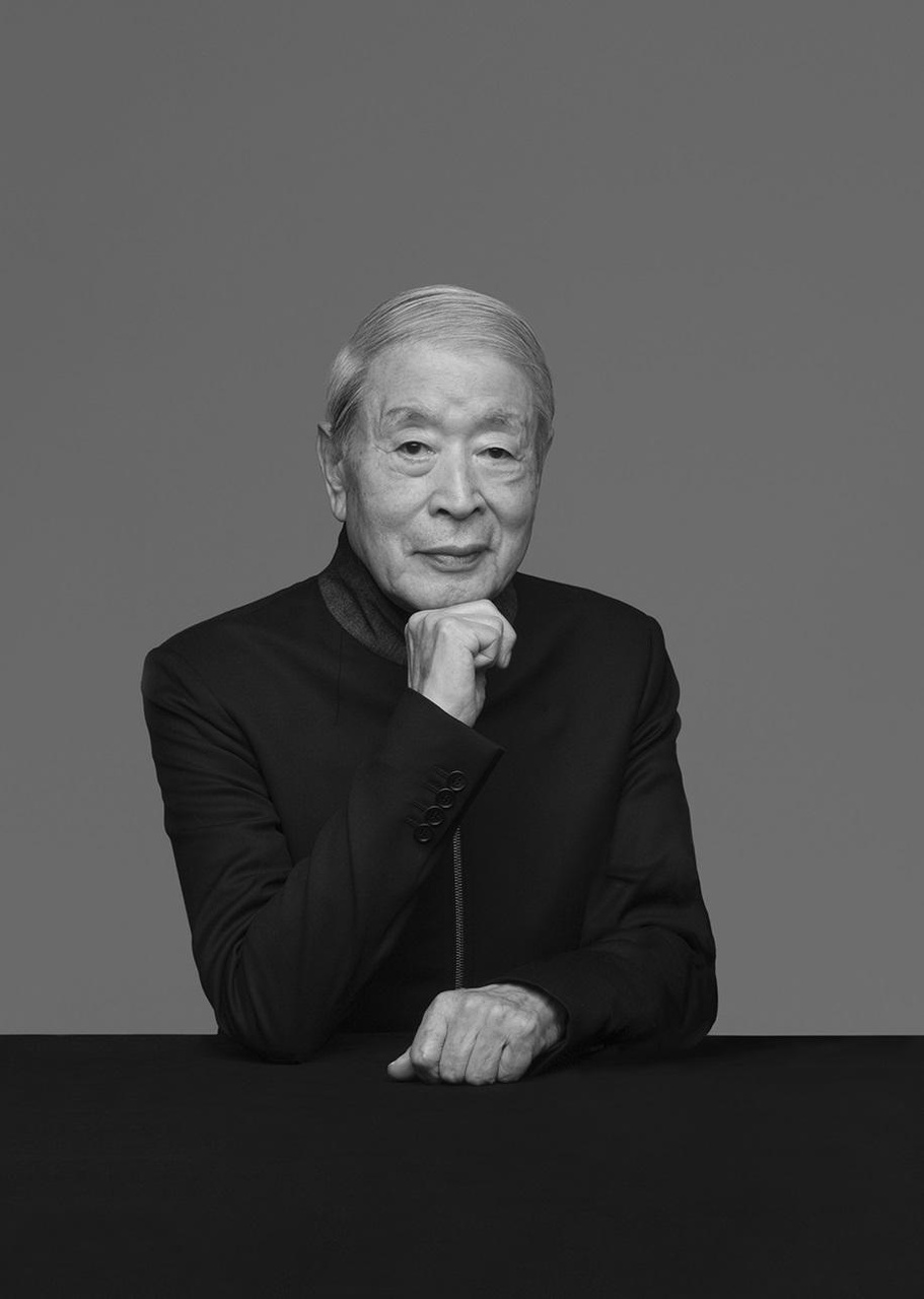 現年93歲的永井一正被廣泛公認為二十世紀日本國寶級平面設計大師和版畫家之一。從商業品牌、國家形象、海報到版畫製作，他的創作孕育出日本戰後的設計思考及當代設計語言。