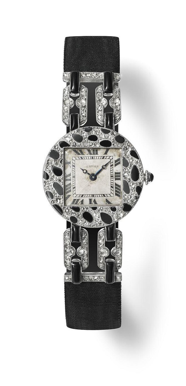 豹紋圖案腕錶，鉑金，玫瑰金、玫瑰式切割鑽石，縞瑪瑙，絹絲錶帶。這款腕錶為卡地亞首次採用豹紋圖案的作品。卡地亞巴黎，1914年。.N. Welsh, Cartier Collection © Cartier