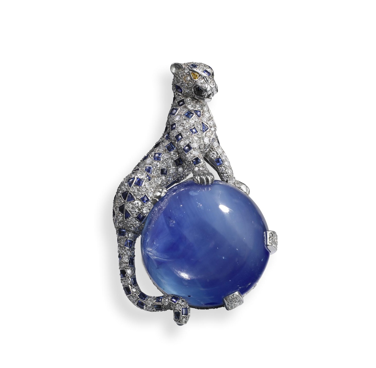 Panthère 胸針，卡地亞巴黎，1949年。鉑金，金，鑽石，藍寶石，其中一顆藍寶石來自喀什米