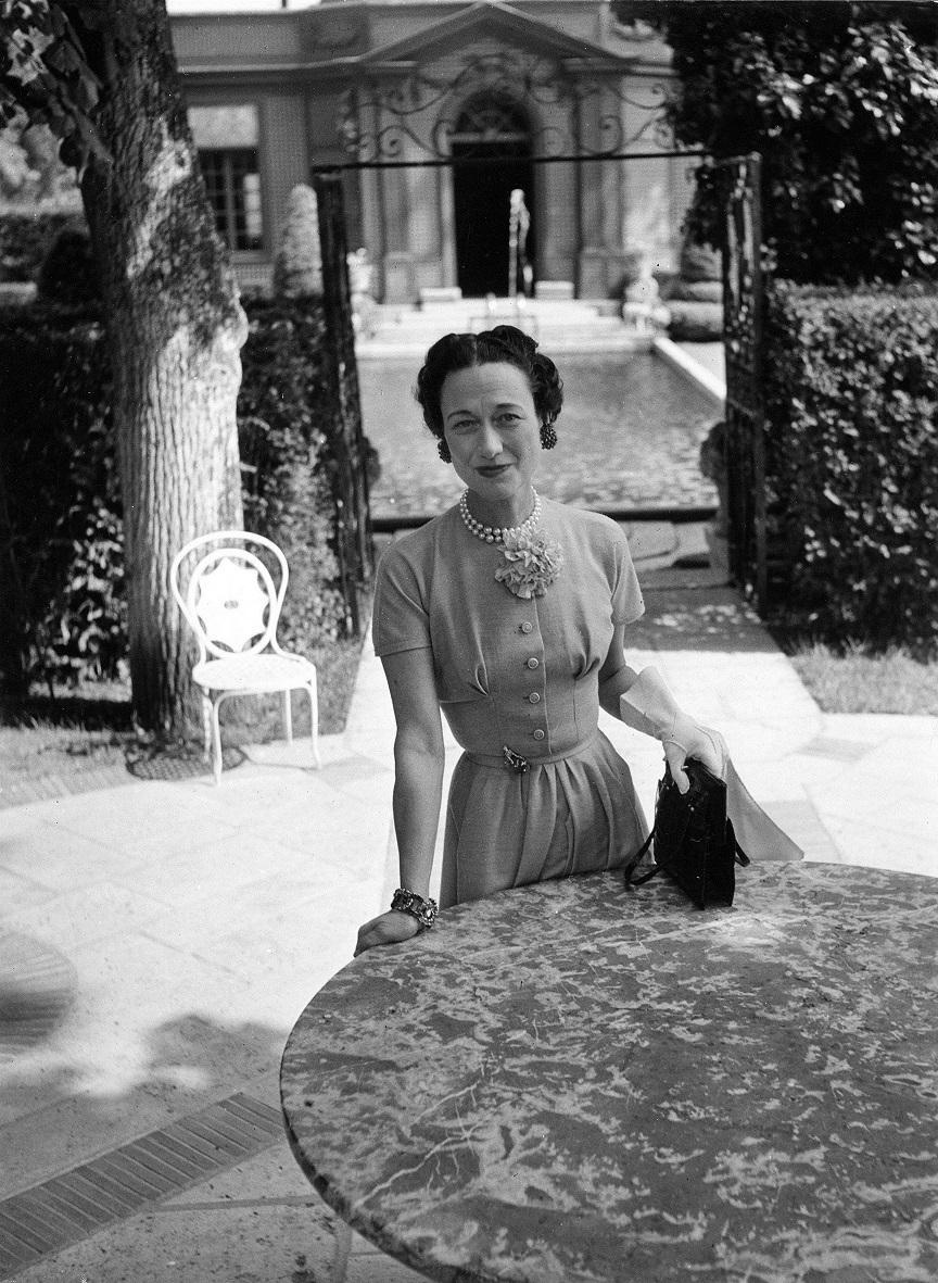 溫莎公爵夫人到凡爾賽造訪 Lady Mendl。公爵夫人的腰帶飾有由卡地亞在1949年設計的鑽石和藍寶石 Panthère 胸針。© Robert Doisneau