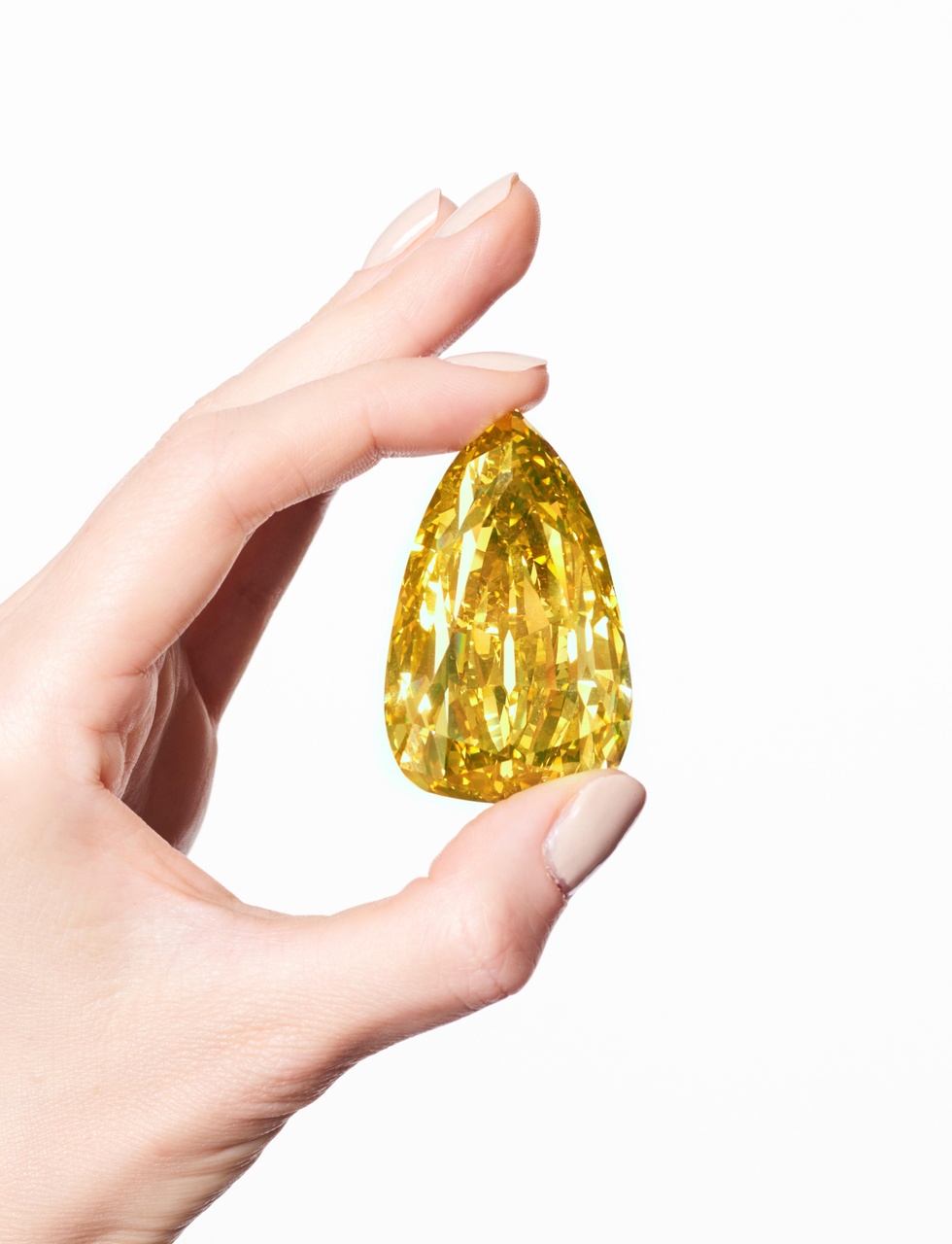 在早前舉行的紐約蘇富比「瑰麗珠寶」拍賣上，重303.10克拉的深彩棕黃色鑽石「The Golden Canary」 ( 金絲雀 )，以1240萬美元 ( 約9,662萬港元 )拍出，成為成拍賣史上世界第三貴黃鑽。