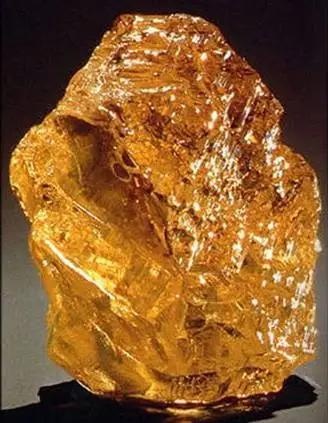 「The Golden Canary」的原石重達890克拉，於二十世紀八十年代初的剛果民主共和國開採出來，是世上最大的鑽石原石之一。