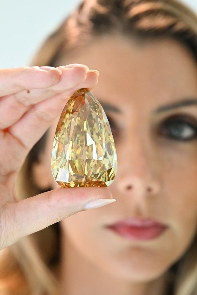 深彩棕黃色鑽石「The Golden Canary」，重303.10克拉，尺寸巨大，色澤飽滿濃郁，堪爲史無前例的絕色黃鑽。