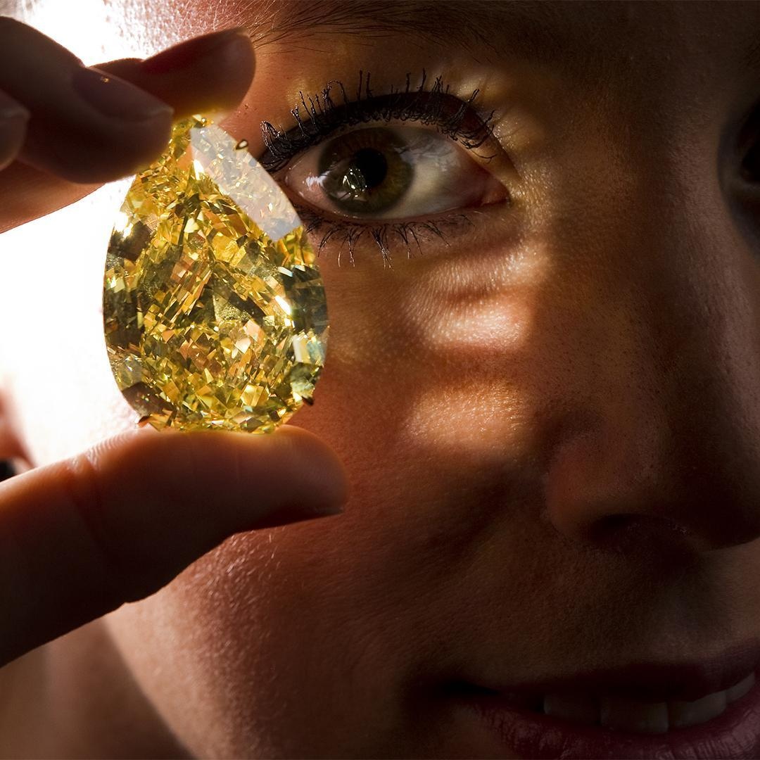 2011年在日內瓦蘇富比，以1,230萬美元成交的「太陽之泪」（Sun-Drop），這顆梨形艶彩黃鑽重110.03克拉，易主後更名爲「達拉爾夫人」（The Lady Dalal）。