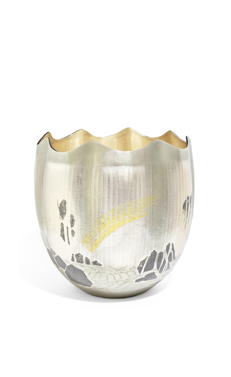 邦瀚斯紐約日韓藝術拍賣帶來多件出自日本首屈一指當代金匠藝術家之精品，包括首位女性「人間國寶」藝術家大角幸枝所作之「瀑布」銀花瓶（估價：30,000-45,000美元）
