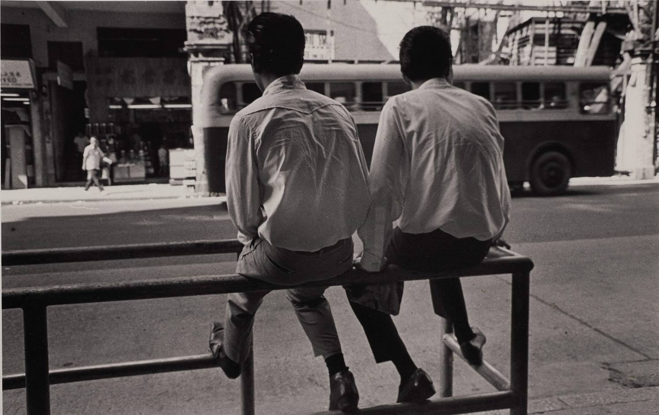 邱良《兩個飛哥（灣仔，1961）》 ，1961年攝，藝術家於1990年代沖印 ，銀鹽紙基，14.1 x 22.2 9 公分 。