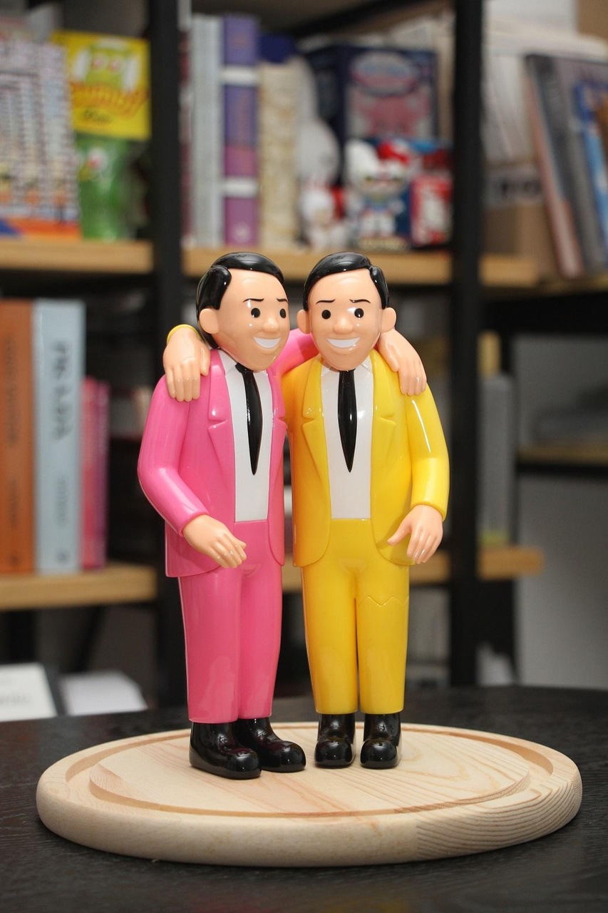 馮榕榕新近收藏,出自西班牙著名卡通漫畫家及插畫家Joan Cornellà手筆的的藝術玩具,Joan Cornellà愛以鮮明生動的用色、簡單直接的視覺語言,探討及諷刺人性的黑暗面,帶來直白、充滿娛樂性卻同時令人反思的作品。