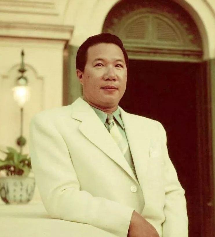 越南末代皇帝 保大帝（Vua Bảo Đại，1913－1997），名阮福永瑞，是越南歷史上最後一個王朝阮朝第13任、也是末代君主，1926年至1945年在位。年號保大。其一生經歷深受時代政治格局變遷的影響，在位二十年間沒有多大的政治實權。
