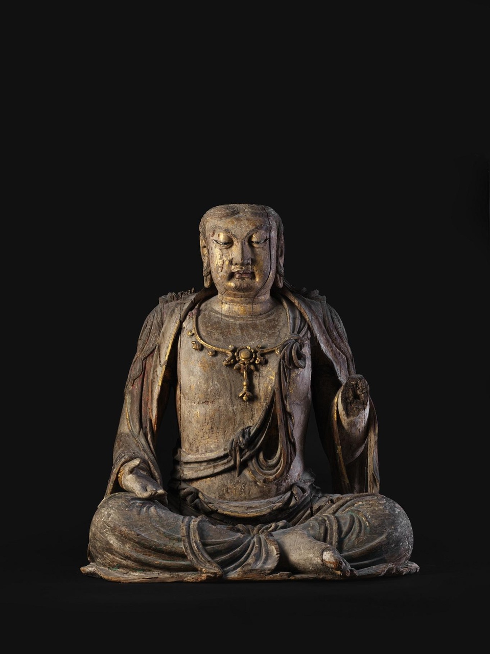 金 木雕彩繪漆金觀音像
此尊菩薩之梵文名稱為「Avalokiteshvara」，在中國則稱為「觀音」或「觀世音菩薩」，乃大慈大悲之化身。本尊觀音像雙目低垂，面容沉靜安詳亦不失威嚴，而其法身與衣飾造型自然，姿態自在閒適，令人可親 。
估價：1,000,000-1,500,000歐元
*此拍品將於8月1至7日來港展出
