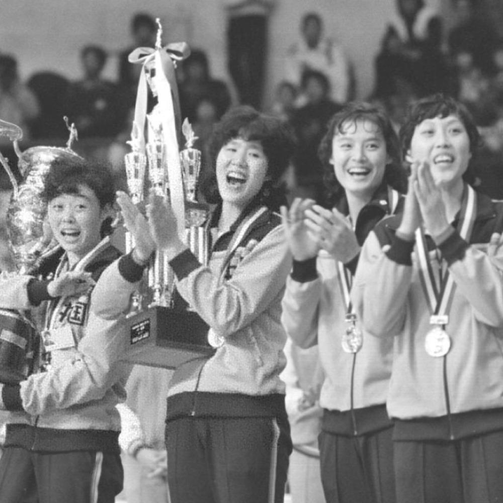 1981年 ,中國女排首奪世界冠軍,「團結起來,振興中華」的口號響徹神州,在那激情燃燒歲月掀動了全球華人的愛國心,又何須耳提面命?