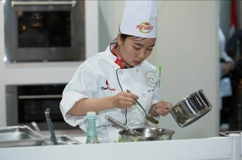 激烈的比賽正進行中，每位參賽的青年廚師都全神貫注，相中為越南代表。