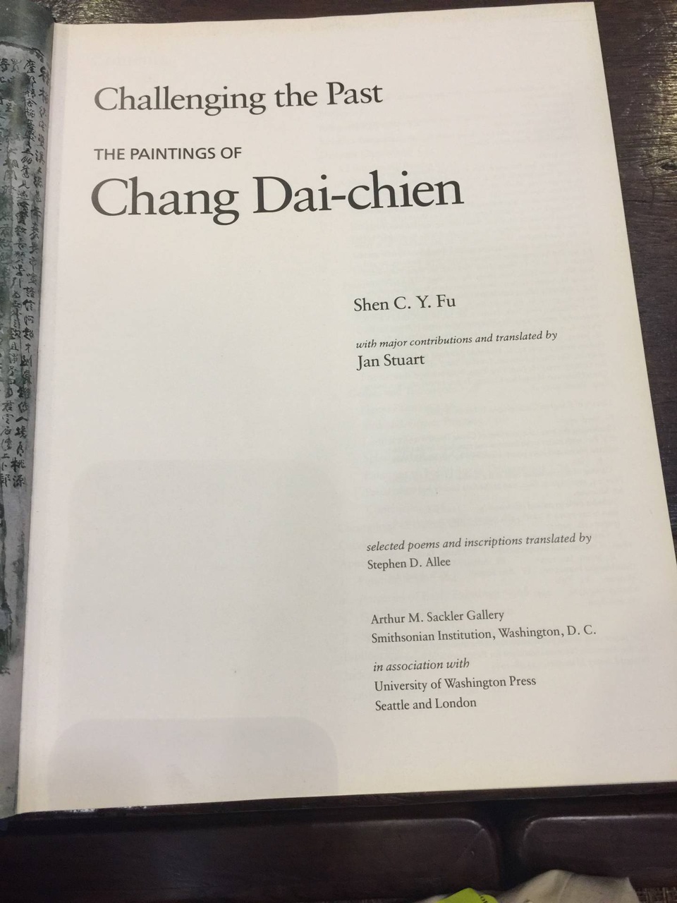 美國首都華盛頓Smithsonian Institution 旗下Arthur M. Sackler Gallery聯同University of Washington Press配合該個大型張大千回顧展《Challenging  the Past 奮戰古人》（1991-1992）合作出版此本巨型畫冊。