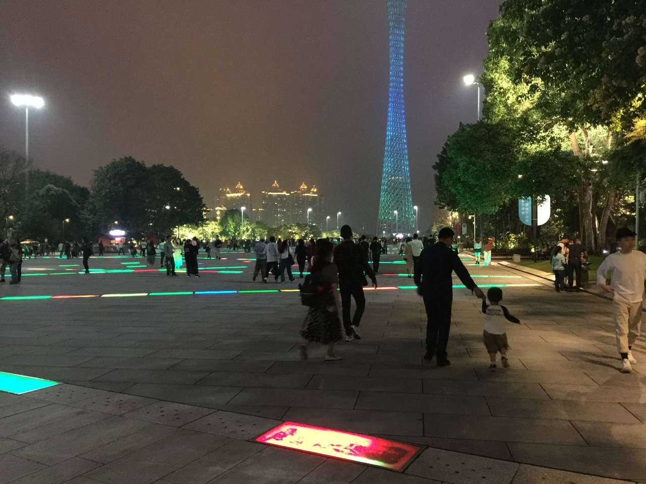 花城廣場夜間浪漫,加分甚多,可有機會擠進世界十大廣場名單內。