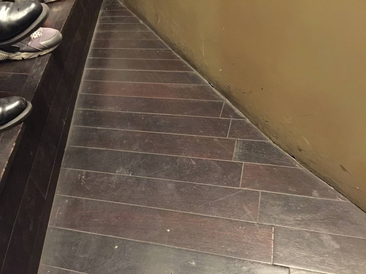 大劇院鋪地板,要請教高明來解釋其奧妙。