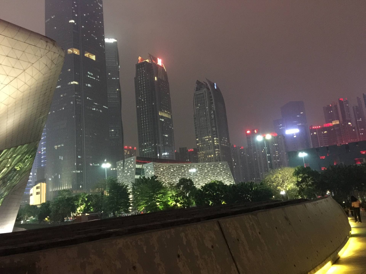 廣州圖書館開得很夜,也對夜景作出貢獻。