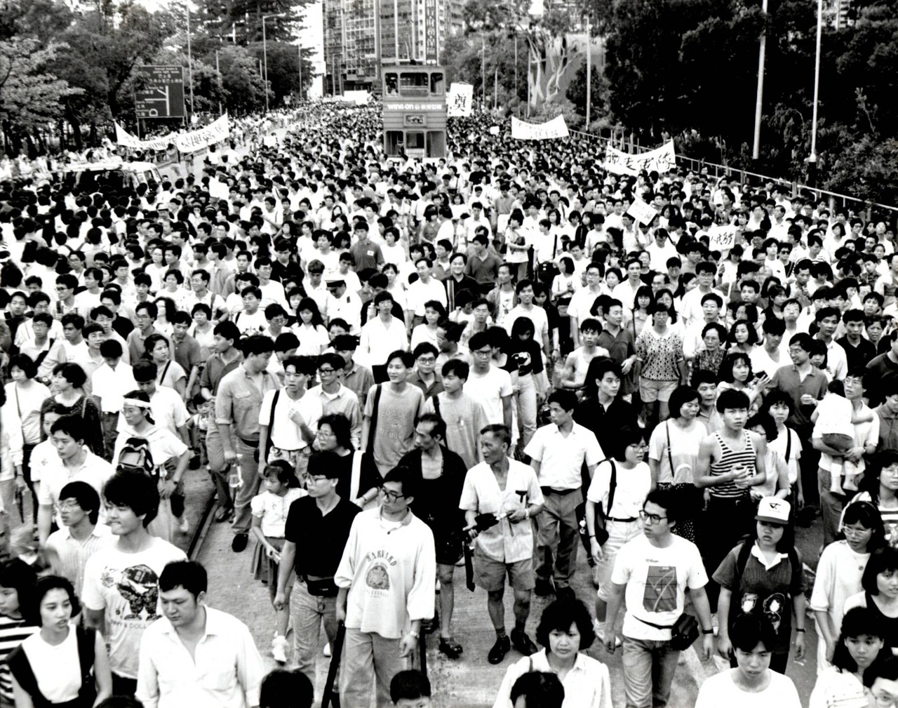 1989年5月21日,香港百萬市民,自發出來遊行,支援北京學生運動,沒有持任何政治訴求標語,也少持揚聲器叫口號。 (Credit Johnny Cheung)。