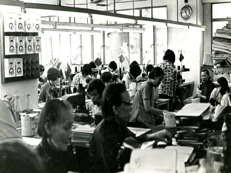 1980年代，香港（住宅大廈內）製衣工場。（網上圖片，無意侵犯版權。）