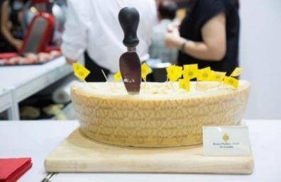 這就是美味的格拉娜‧帕達諾芝士輪!請認住其針孔菱形標記!