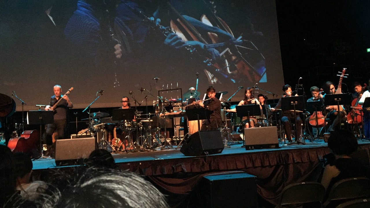 羅尚正邀請香港中樂團六位樂手，合作演奏他的爵士樂作品。