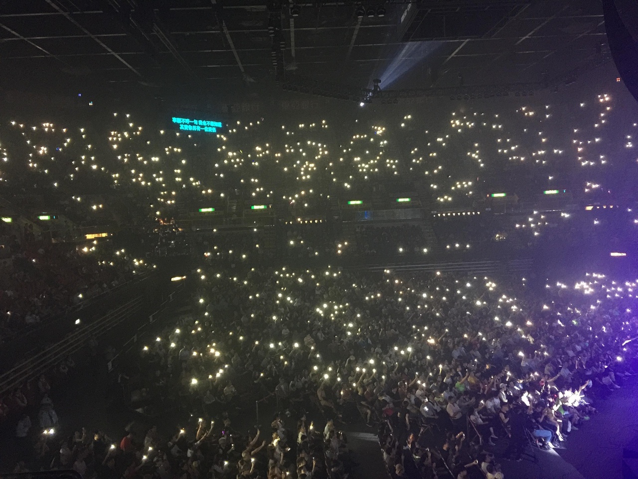 以前音樂會,觀眾舉起打火機。現在觀眾舉起手機。