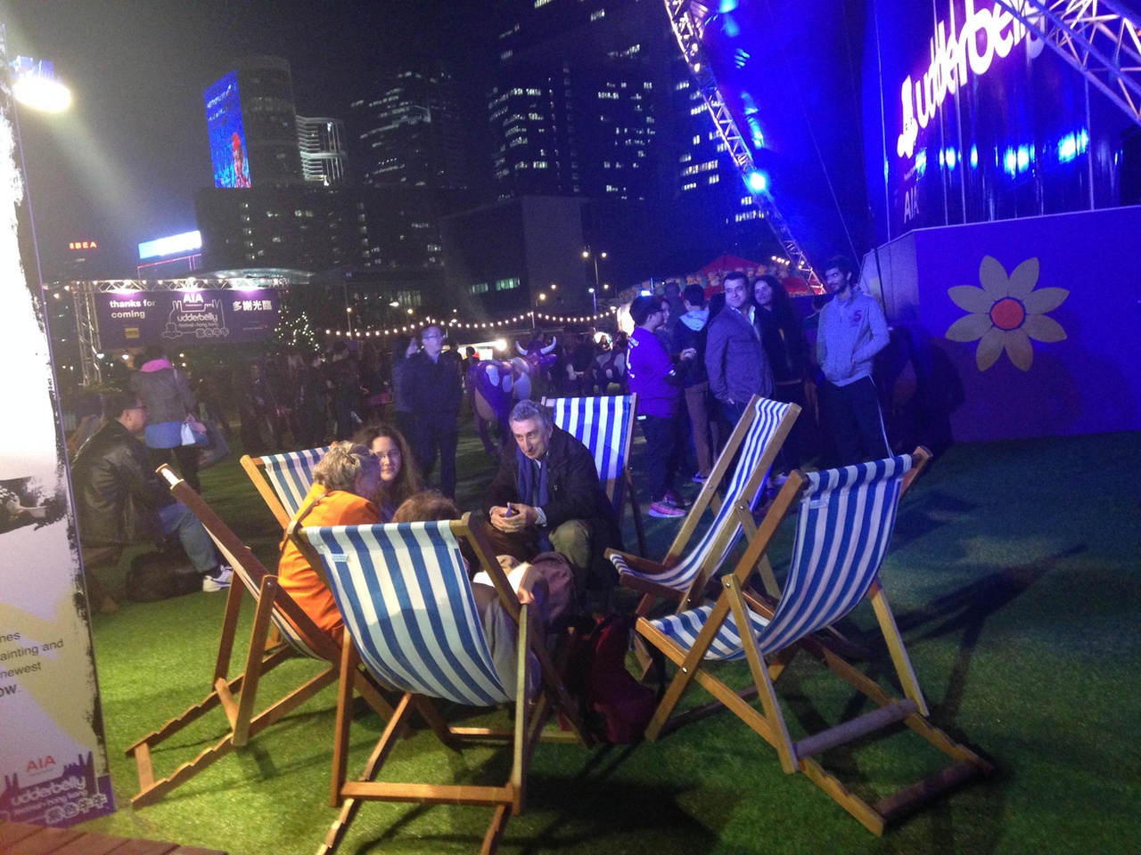 才不過是2015聖誕節,中環海濱udderbelly音樂活動場外,香港再不有此景象。