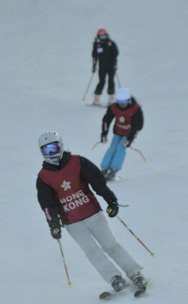 沒有其他滑雪遊客，運動員才可以放心練習急轉彎。