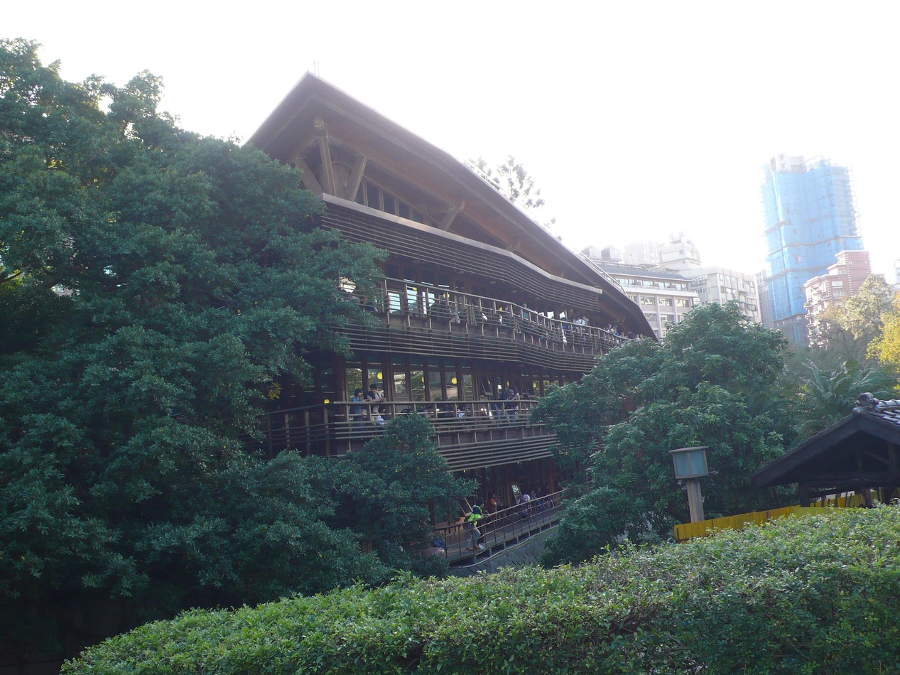 北投圖書館乃宏偉木建築,很值得參觀。