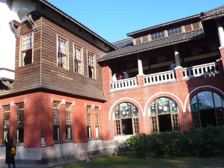 北投溫泉博物館,內裡大浴池是羅馬式,有大柱和彩色玻璃,而外形是英國維多利亞式。