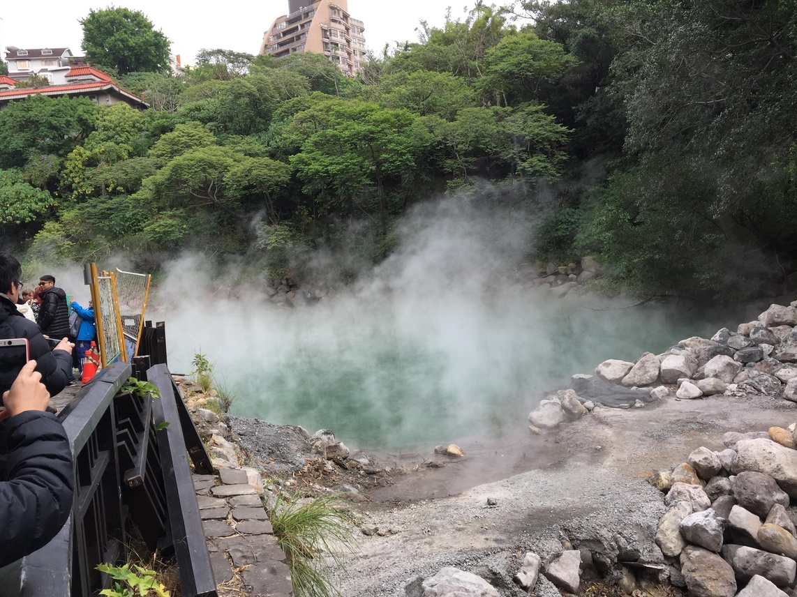 百多年前,當地人不懂得溫泉,視為妖怪地方,因此稱它為地獄谷,現改為地熱谷。