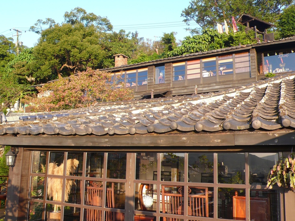 建在綠林山坡木樓房,空氣好,視野廣闊,實為長壽居第一要素。