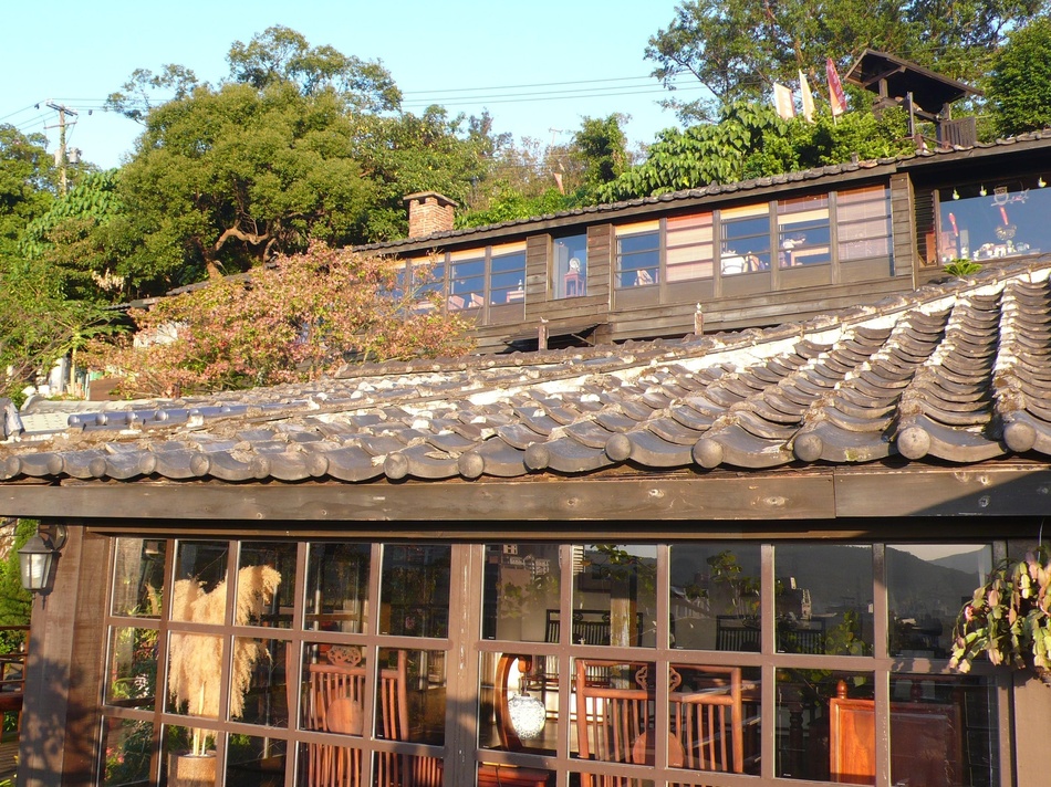 建在綠林山坡木樓房，空氣好，視野廣闊，實為長壽居第一要素。