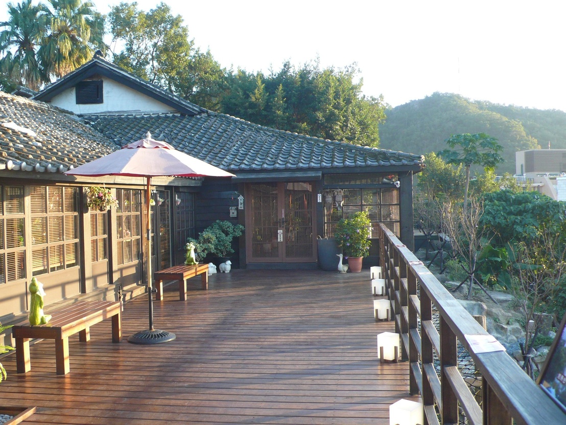 有個觀景陽台,遠眺青山,又看繁忙眾生,完美。