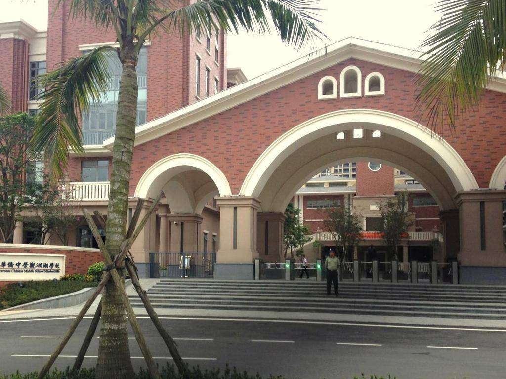 在觀瀾新城內,到處泊滿汽車,可預計很多海口市區富裕人士會搬進來居住。