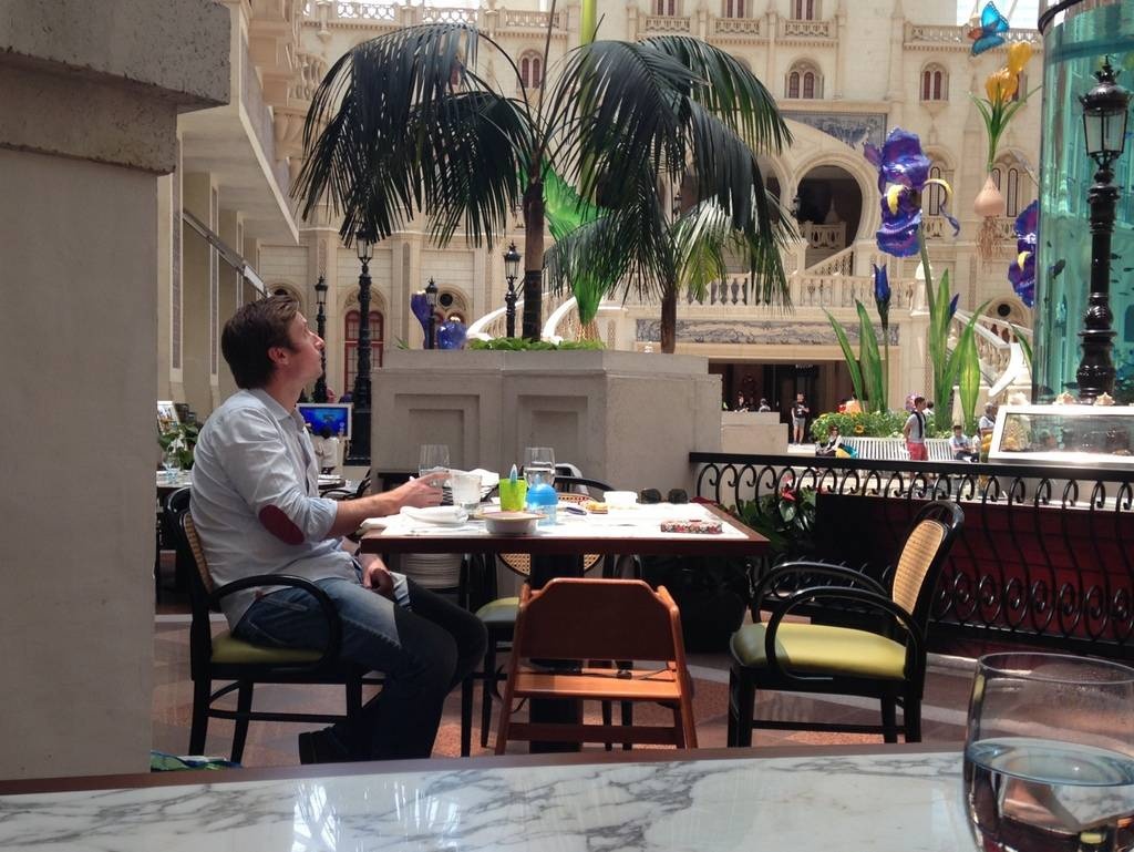 坐在澳門MGM酒店Aux Beaux Arts 寶雅座餐廳，欣賞天幕廣場會入神。