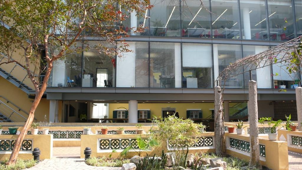 你知道何東爵士,不如到他故居看看。舊樓房現改為摩登圖書館,開眼界。