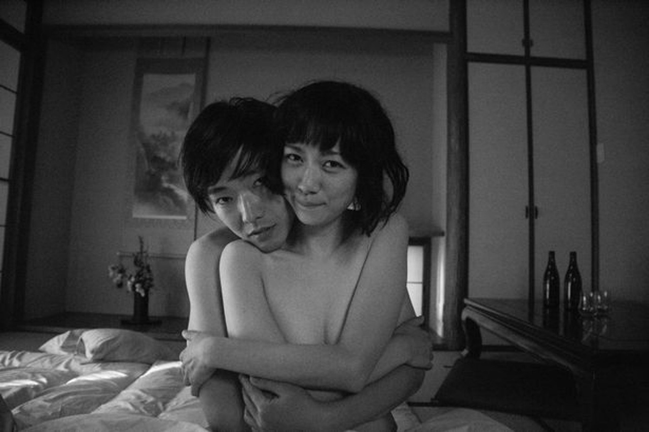 白石一文原著小說《火口之二人》,男40歲,女35歲,卻因為找不到合適演員,轉而改成男30、女25。