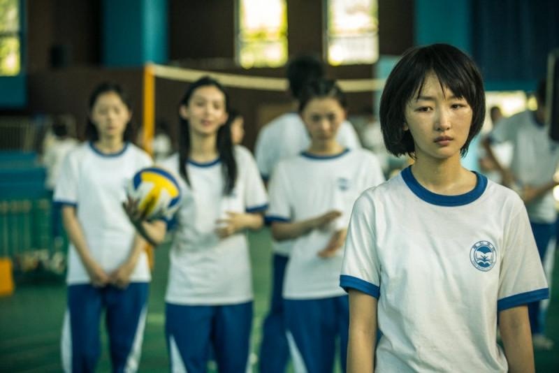 霸凌事件,乃學校裡常有現象,《少年的你》一開場便發生學生墜樓事件。