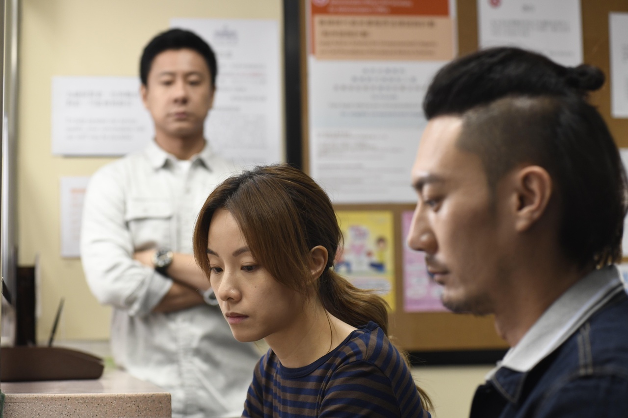 香港入境條例限制,衍生中港假結婚事件,影響到 香港男女愛情故事。